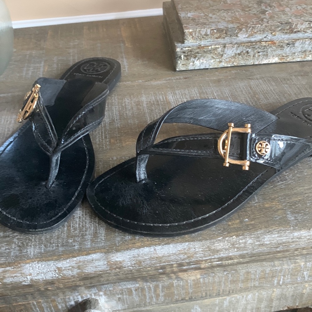 Tory Burch patent leather sandals ?Horse bit gold hardware size 7